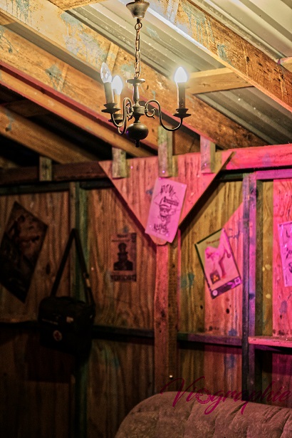Willkommen zu Bunker Springs „Taverne“